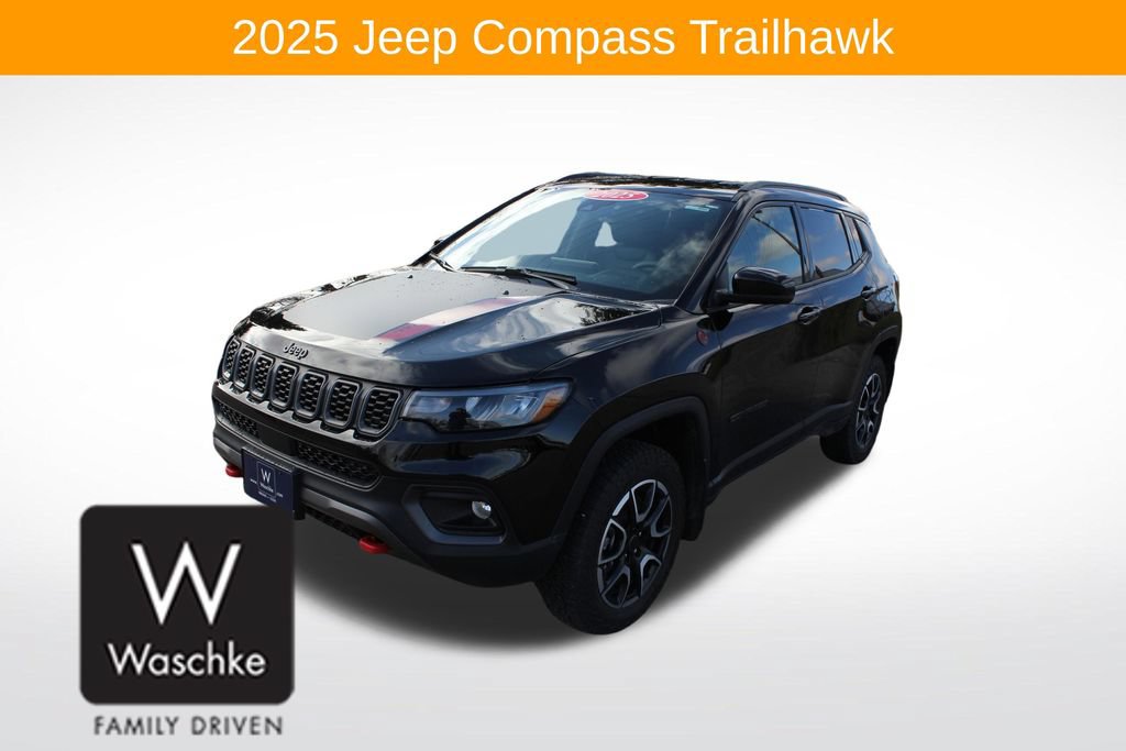 Used 2025 Jeep Compass Trailhawk w/ Trailhawk Convenience Group AWD/4WD image 3
