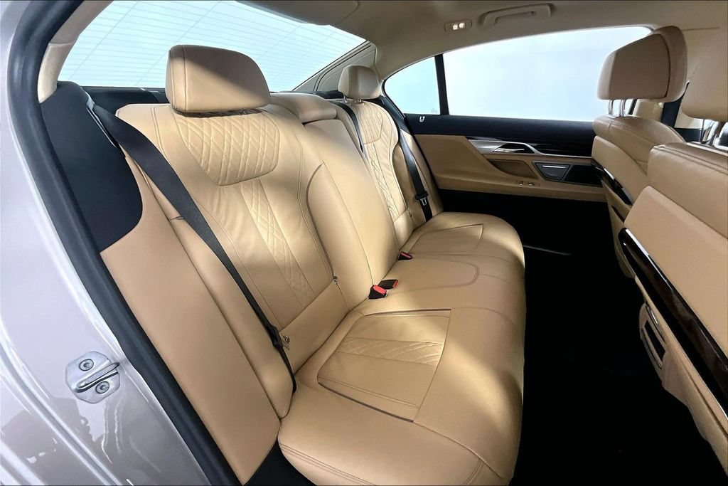 Used 2022 BMW 750Li xDrive AWD/4WD image 27