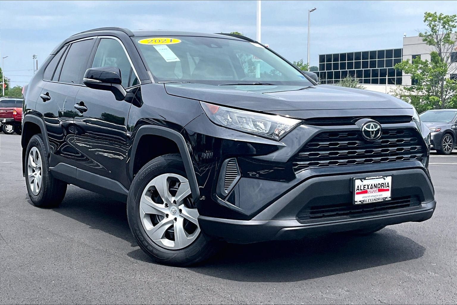 Used 2021 Toyota RAV4 LE AWD/4WD image 2