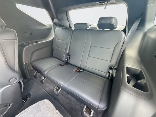 Used 2025 Chevrolet Traverse LT FWD image 23