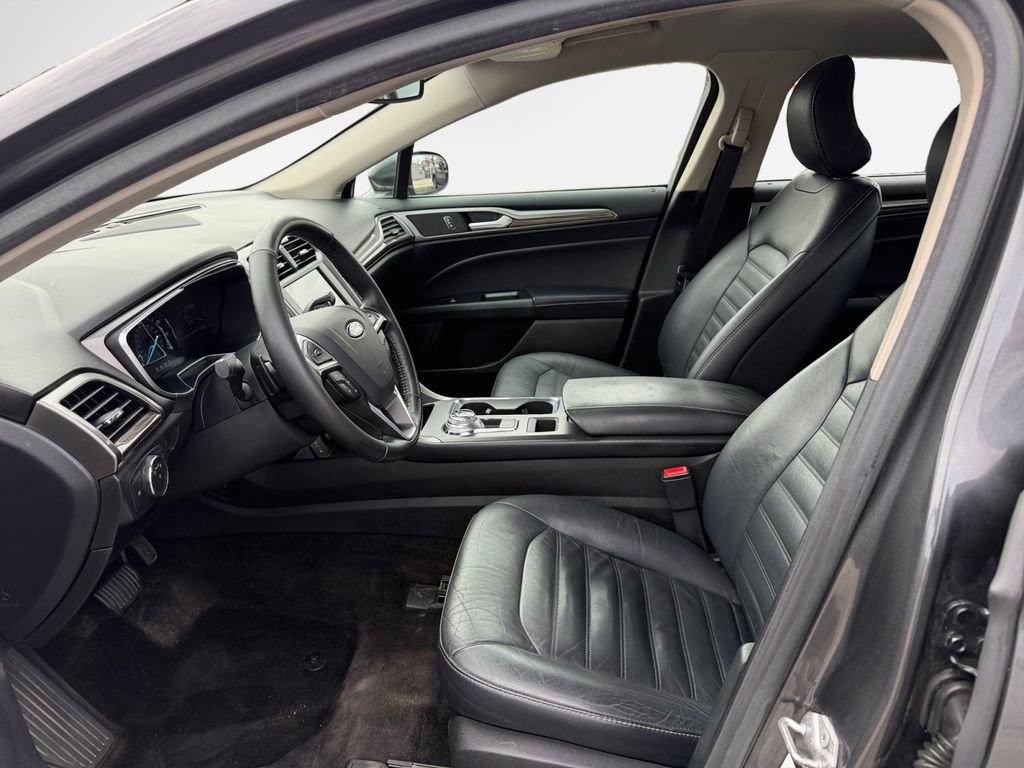Used 2017 Ford Fusion SE w/ Fusion SE Technology Package image 12
