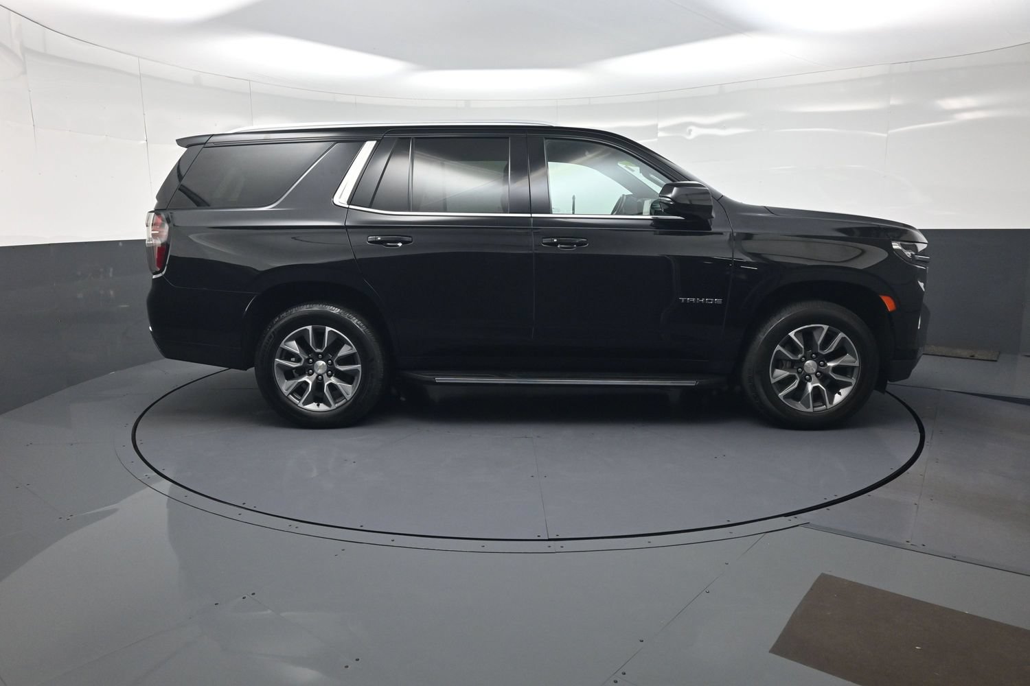 Used 2022 Chevrolet Tahoe LT w/ Luxury Package AWD/4WD image 2