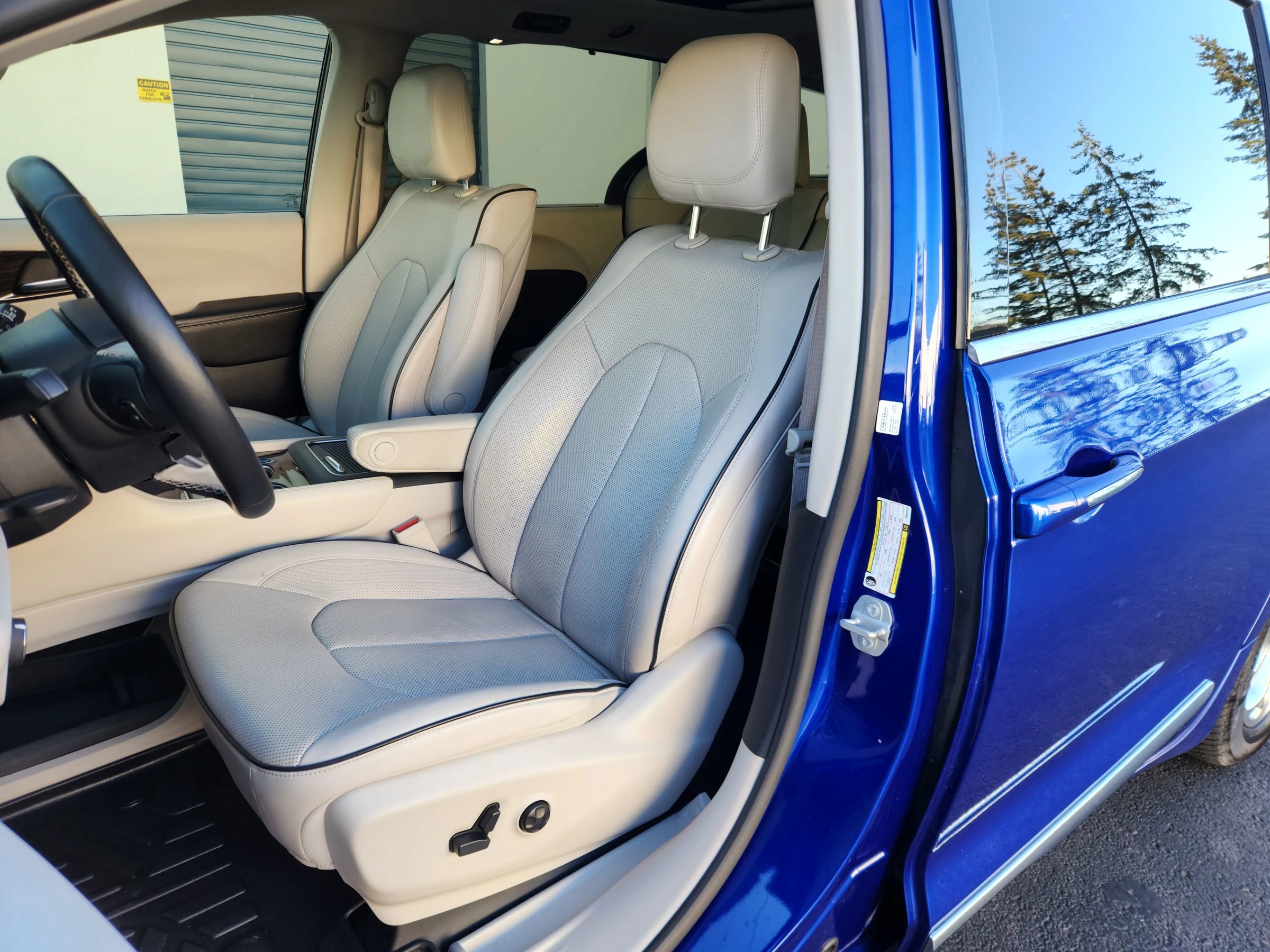 Used 2021 Chrysler Pacifica Limited w/ Uconnect Theater Family Group image 8