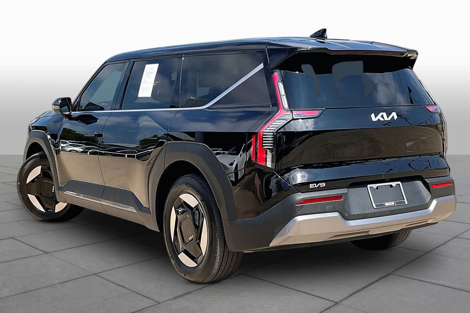 Used 2024 Kia EV9 Light Long Range RWD image 11