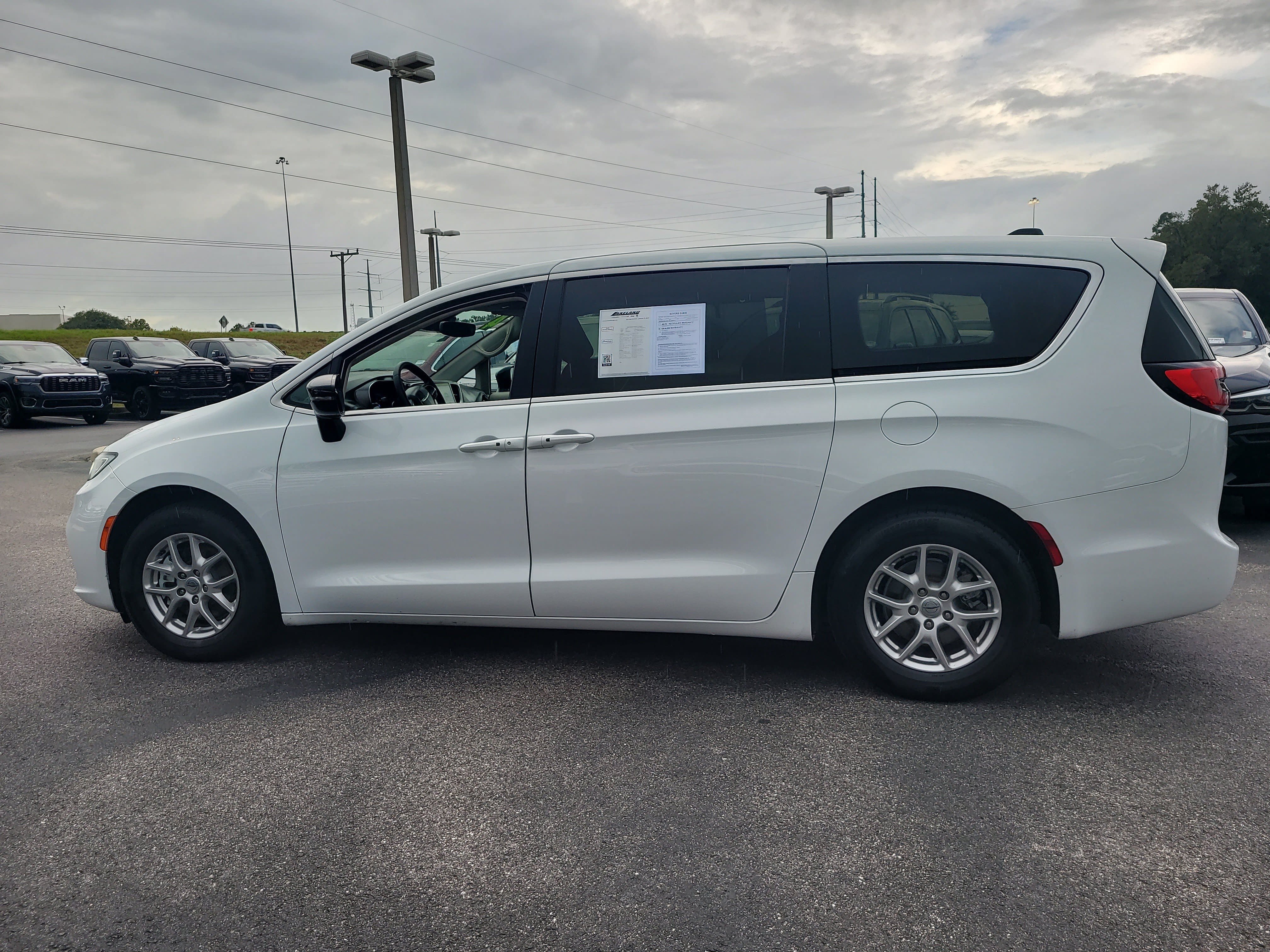 Used 2024 Chrysler Pacifica Touring-L FWD image 7