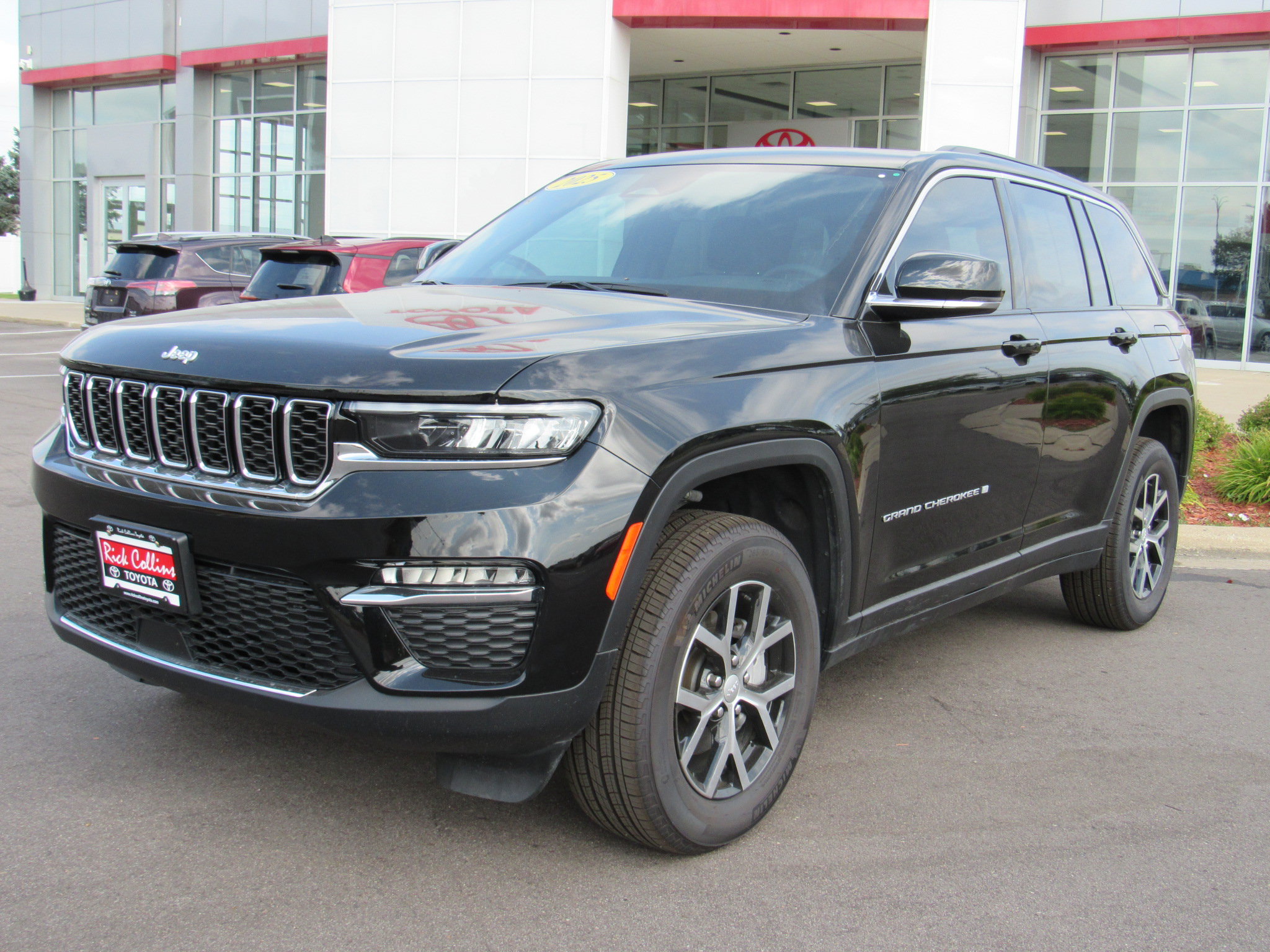 Used 2025 Jeep Grand Cherokee Limited AWD/4WD image 3