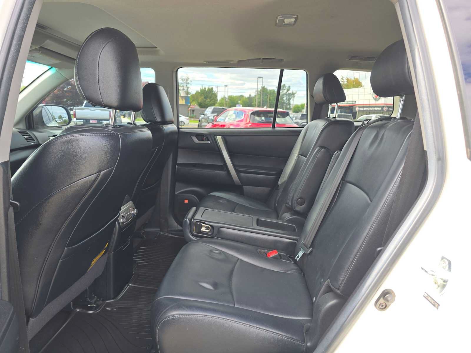 Used 2012 Toyota Highlander SE w/ Tow Pkg AWD/4WD image 16