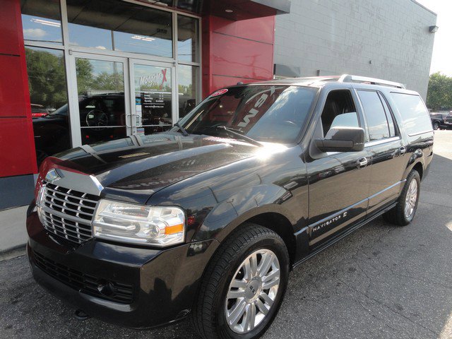 Used 2014 Lincoln Navigator L 4WD w/ Monochrome Appearance Package image 2
