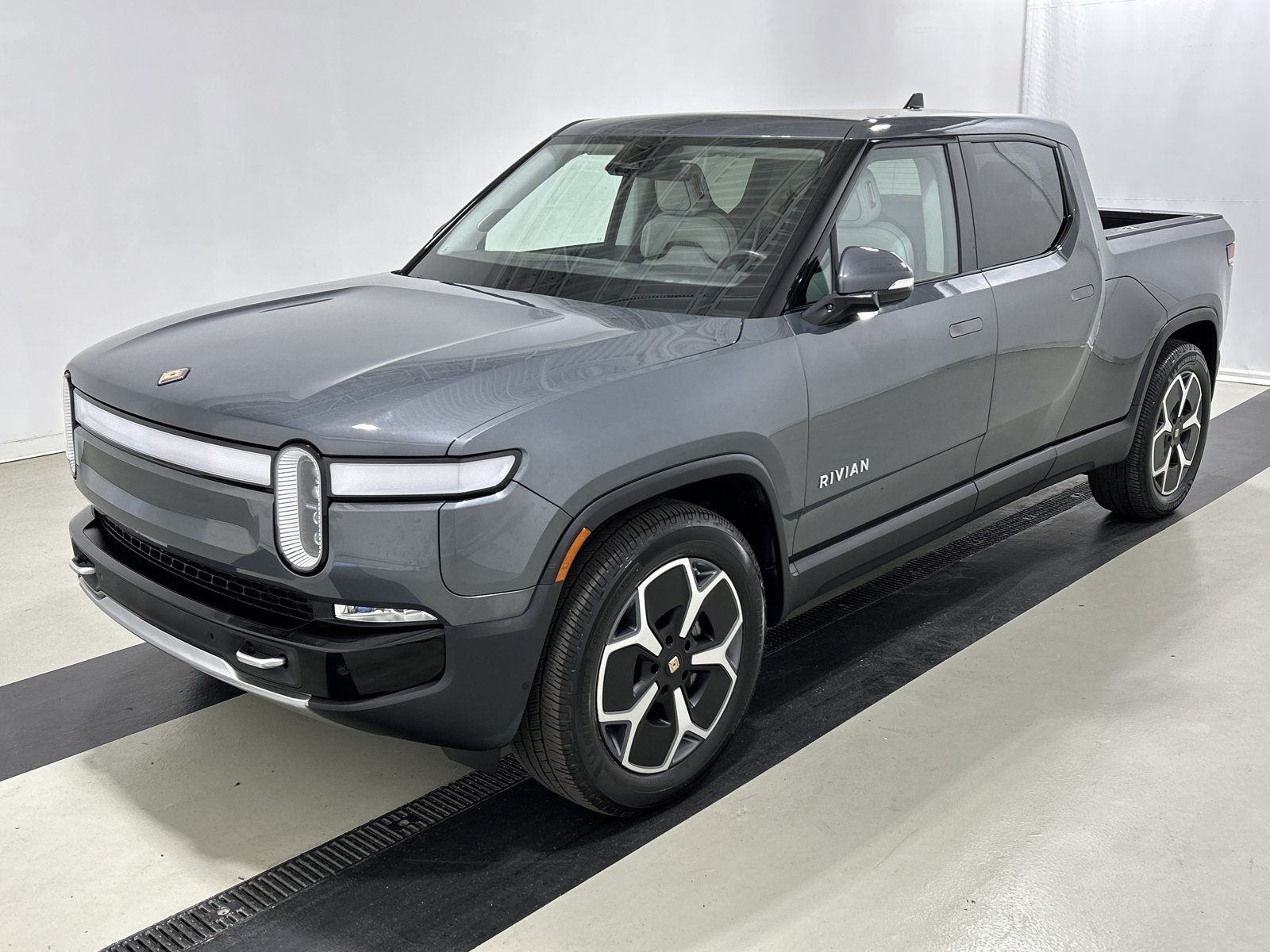 Used 2023 Rivian R1T Adventure AWD/4WD image 1