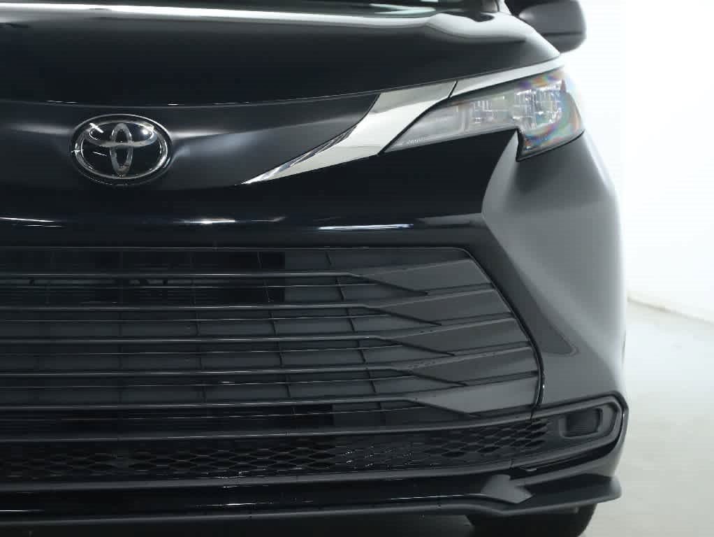 Certified 2026 Toyota Sienna LE AWD/4WD image 7