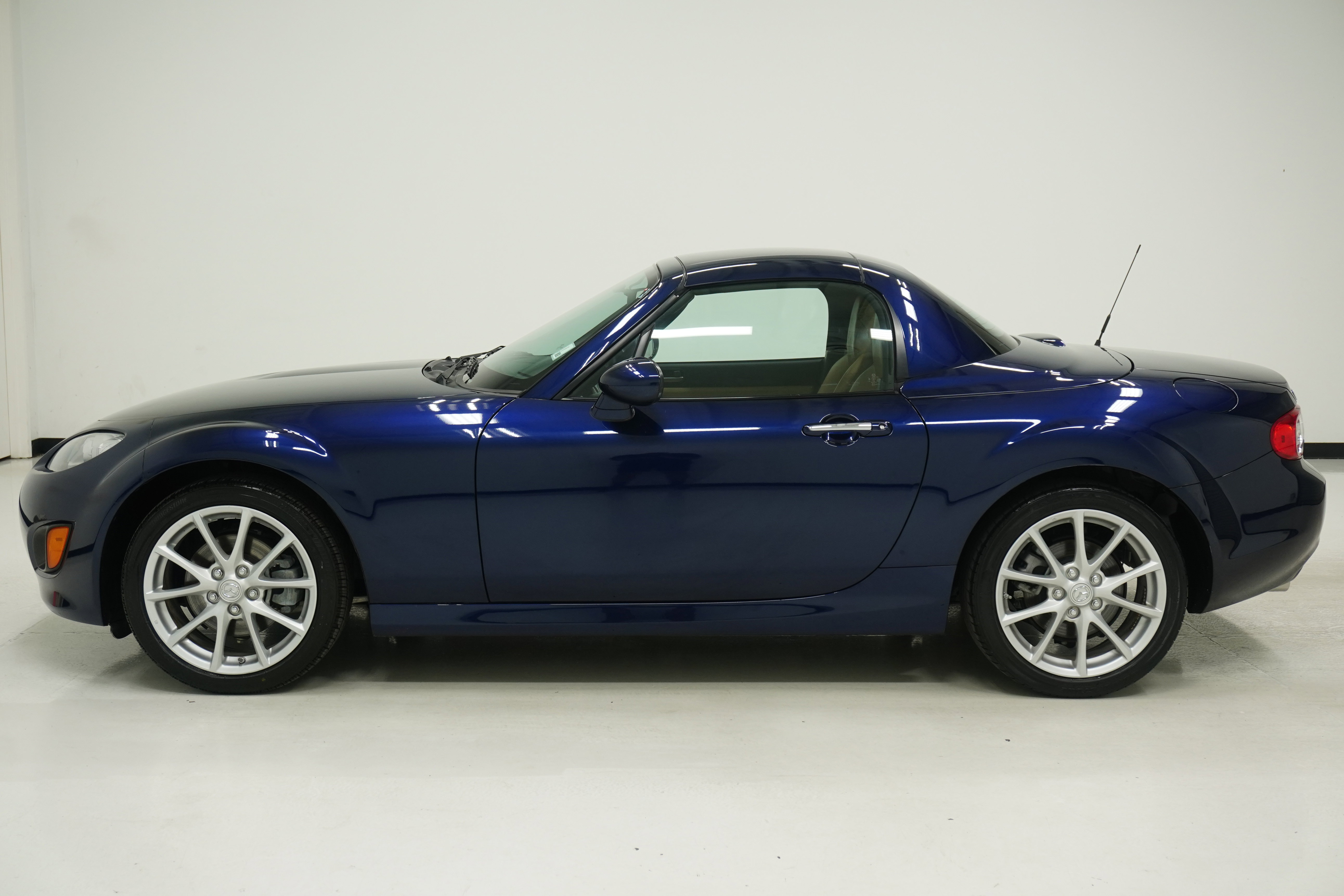 Used 2011 MAZDA MX-5 Miata Grand Touring RWD image 7