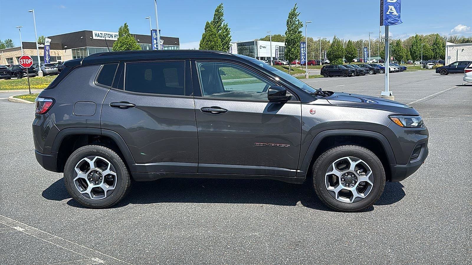 Used 2022 Jeep Compass Trailhawk w/ Trailhawk Convenience Group AWD/4WD image 3