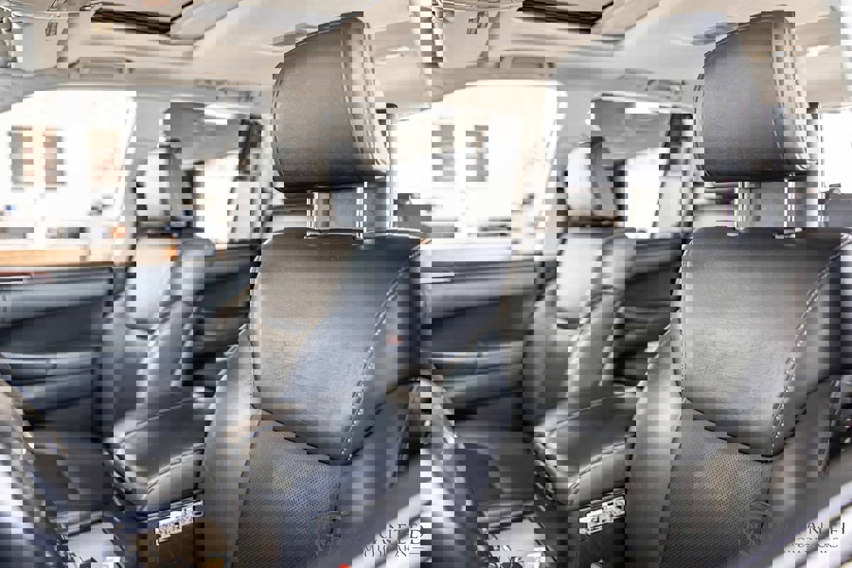 Used 2015 Lexus LX 570 4WD w/ Luxury Package image 19