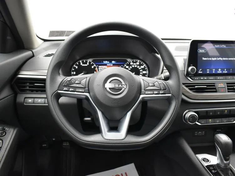 Used 2025 Nissan Altima 2.5 SV image 19