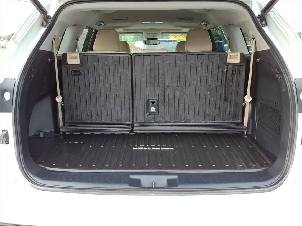 Used 2023 Toyota Highlander XLE AWD/4WD image 11