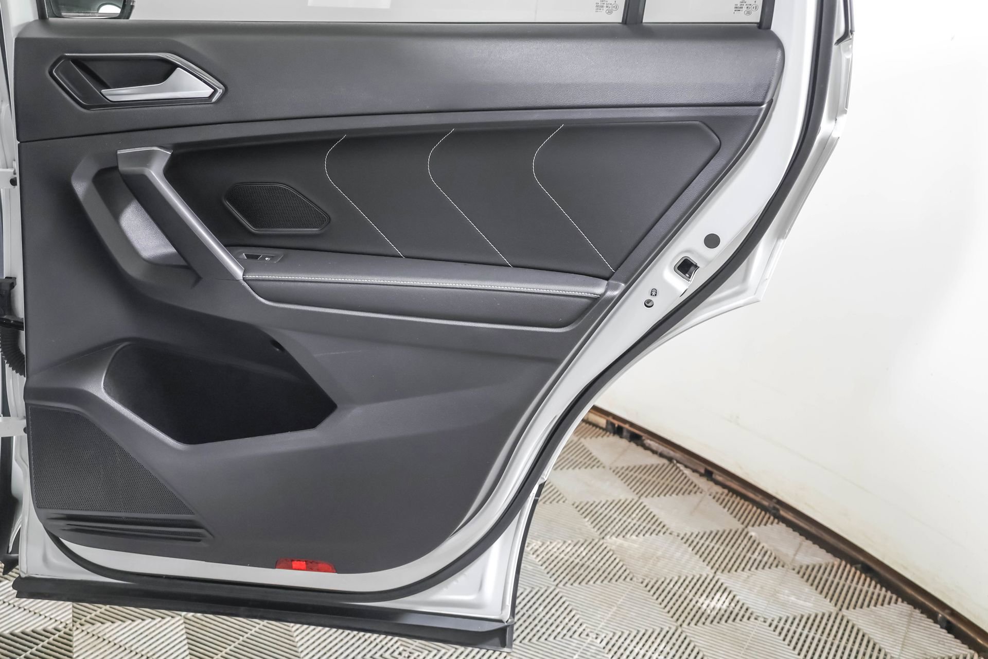 Used 2023 Volkswagen Tiguan SE AWD/4WD image 42