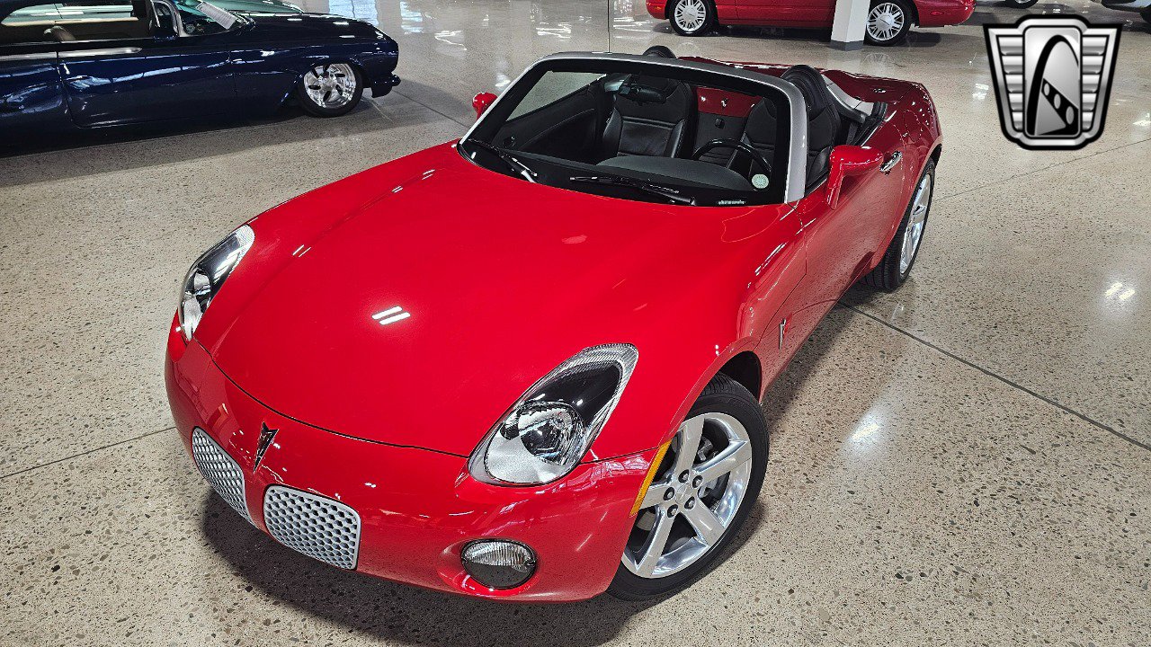 Used 2006 Pontiac Solstice Convertible w/ Premium Package image 2