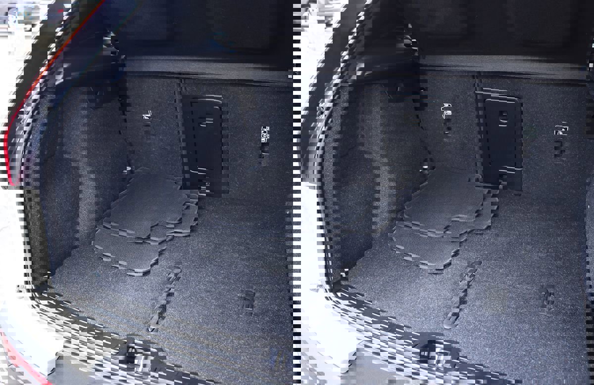 Used 2022 Volvo XC40 T4 Momentum image 17