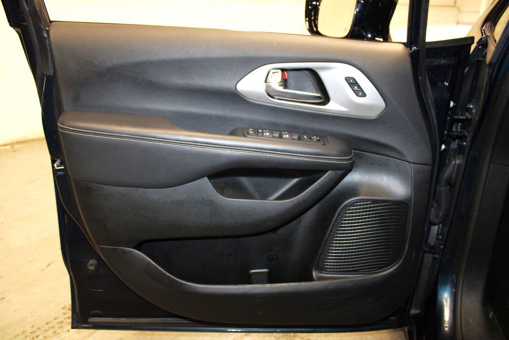 Used 2025 Chrysler Pacifica Limited image 29