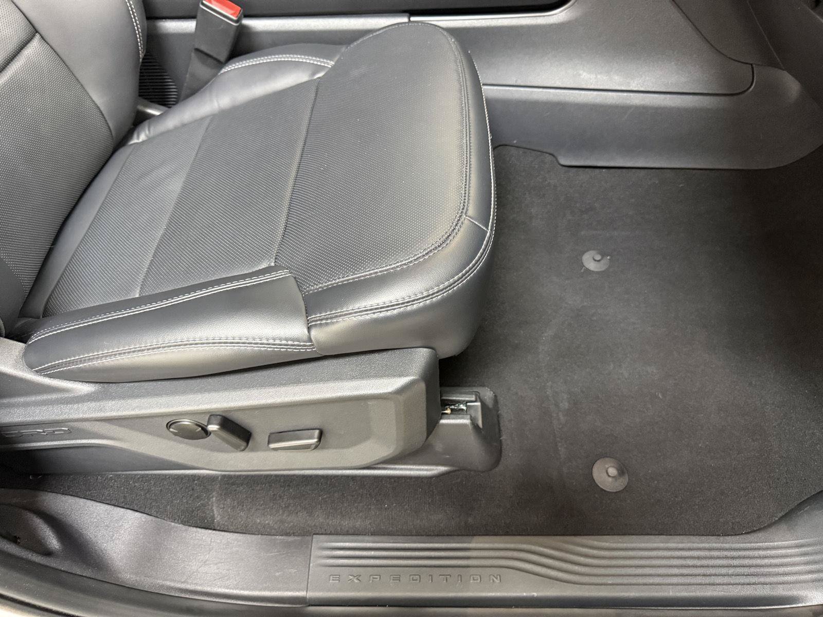 Used 2025 Ford Expedition Max Platinum AWD/4WD image 36