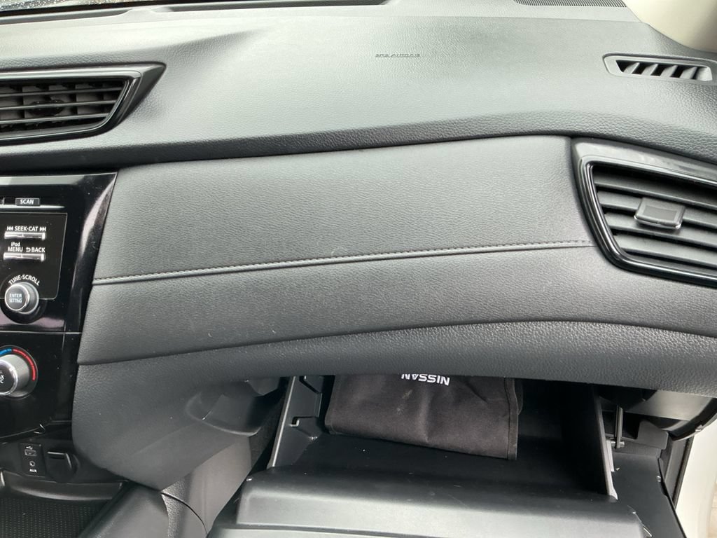 Used 2017 Nissan Rogue S AWD/4WD image 28