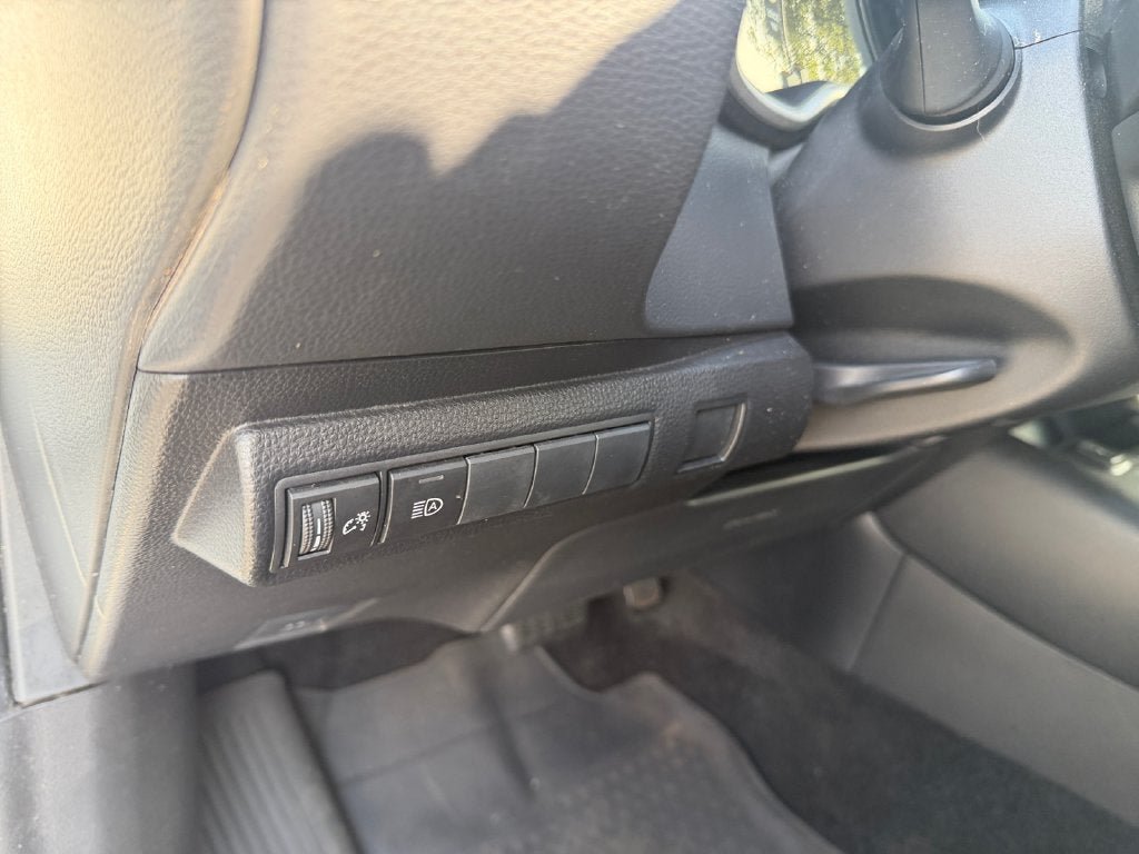 Used 2022 Toyota Corolla XSE FWD image 19