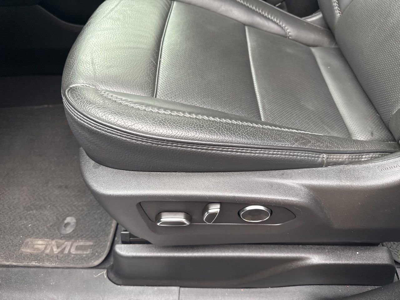 Used 2025 GMC Yukon XL Denali image 16