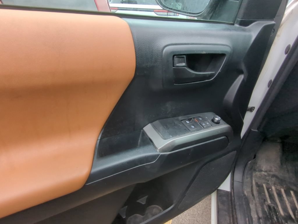 Used 2017 Toyota Tacoma SR5 w/ Tow Package AWD/4WD image 9