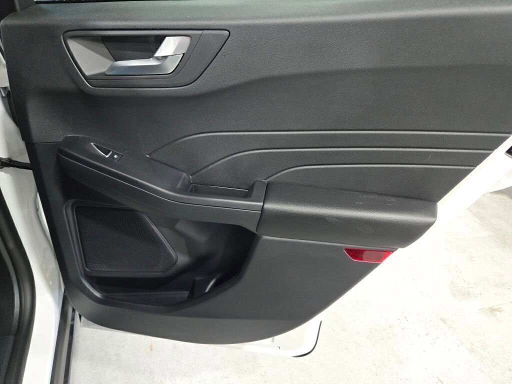 New 2025 Ford Escape SE image 15
