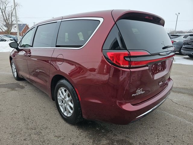 Used 2023 Chrysler Pacifica Touring-L image 5