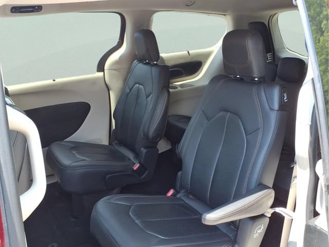 Used 2017 Chrysler Pacifica Touring-L Plus FWD image 12