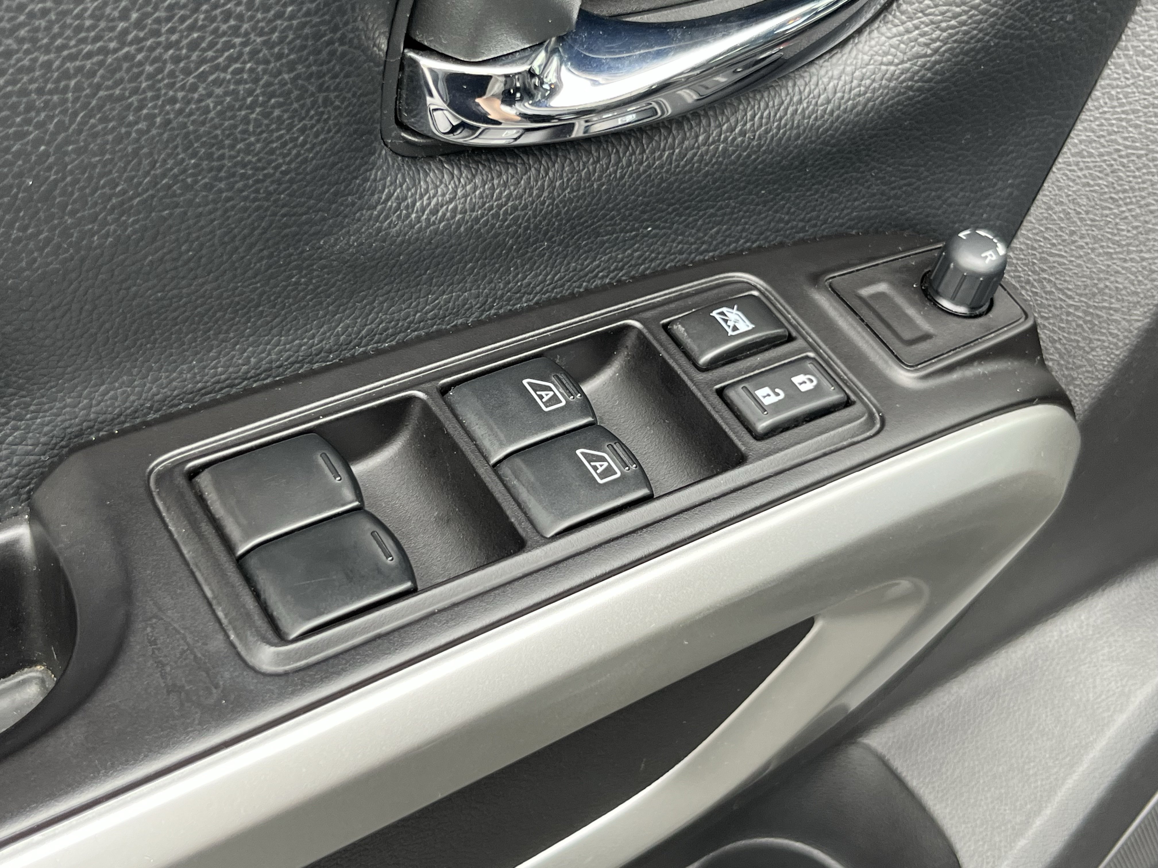Used 2019 Nissan Titan PRO-4X w/ Pro-4x Convenience Package AWD/4WD image 21