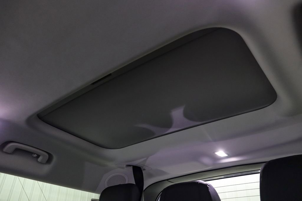 Used 2023 Land Rover Defender 130 SE image 25