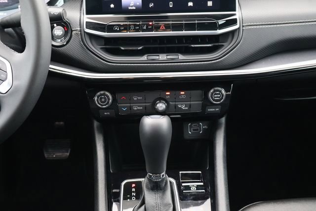 Used 2024 Jeep Compass Latitude w/ Altitude Special Edition image 13