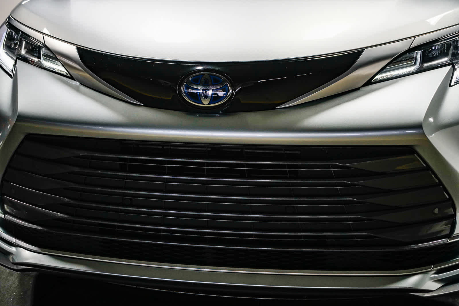 Used 2021 Toyota Sienna Limited image 9