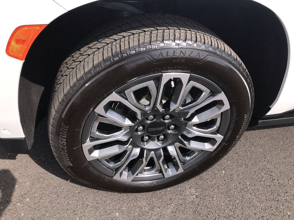 Used 2024 GMC Yukon Denali Ultimate AWD/4WD image 10