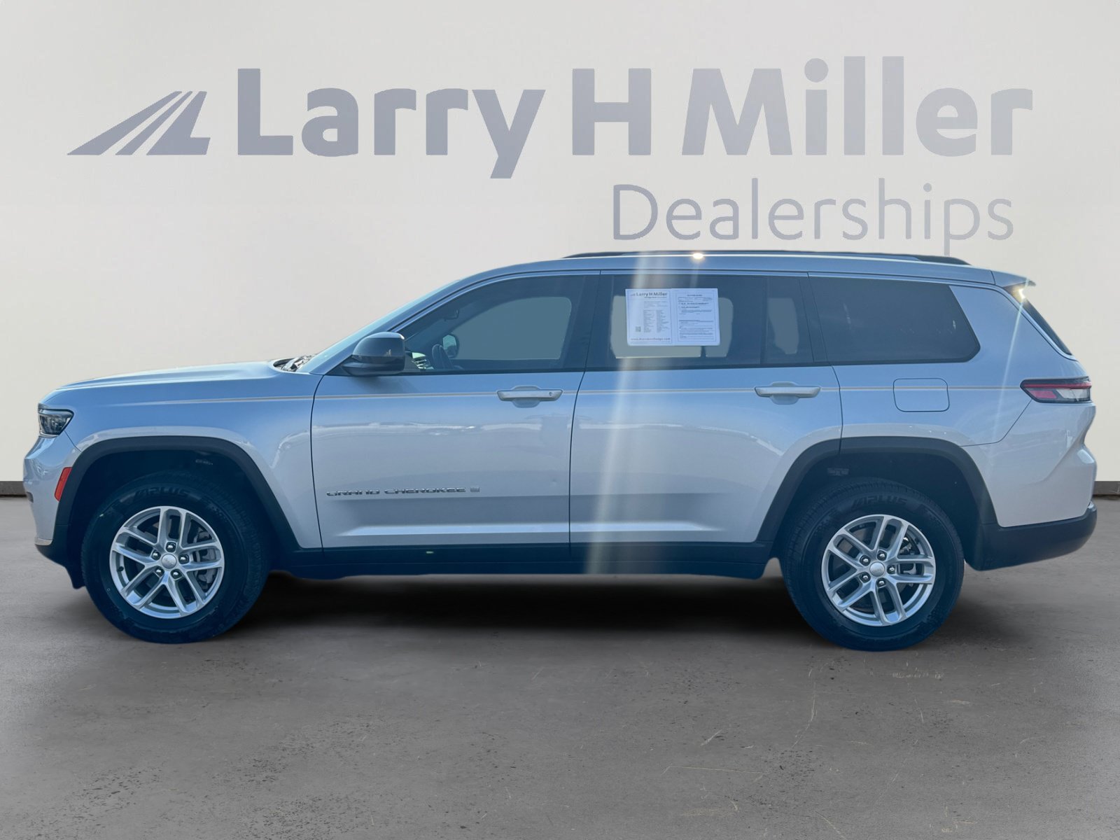Used 2023 Jeep Grand Cherokee L Laredo AWD/4WD image 2