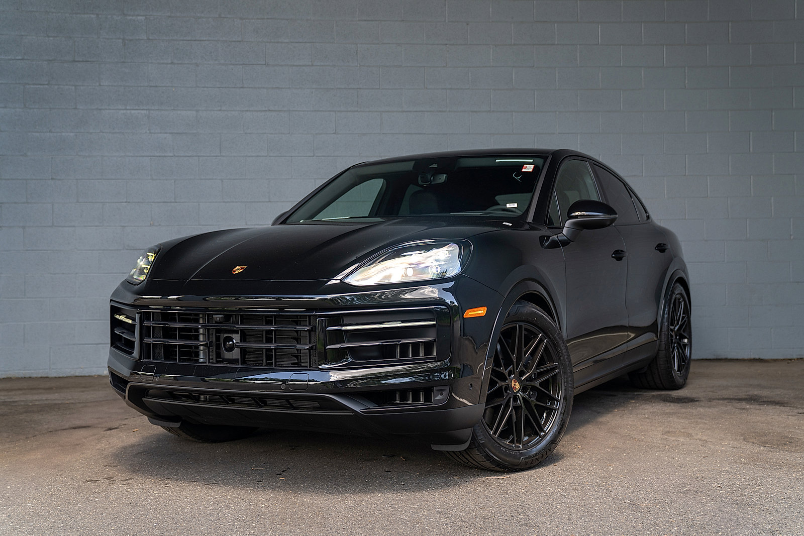 Used 2025 Porsche Cayenne Coupe image 1
