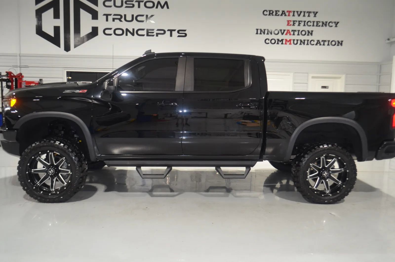 Used 2023 Chevrolet Silverado 1500 ZR2 w/ Technology Package AWD/4WD image 4