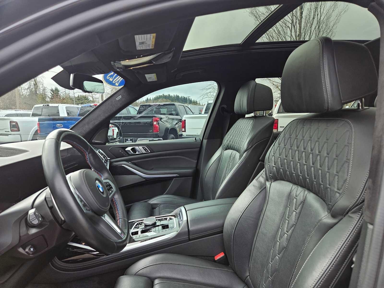 Used 2023 BMW X7 M60i w/ Climate Comfort Package image 48