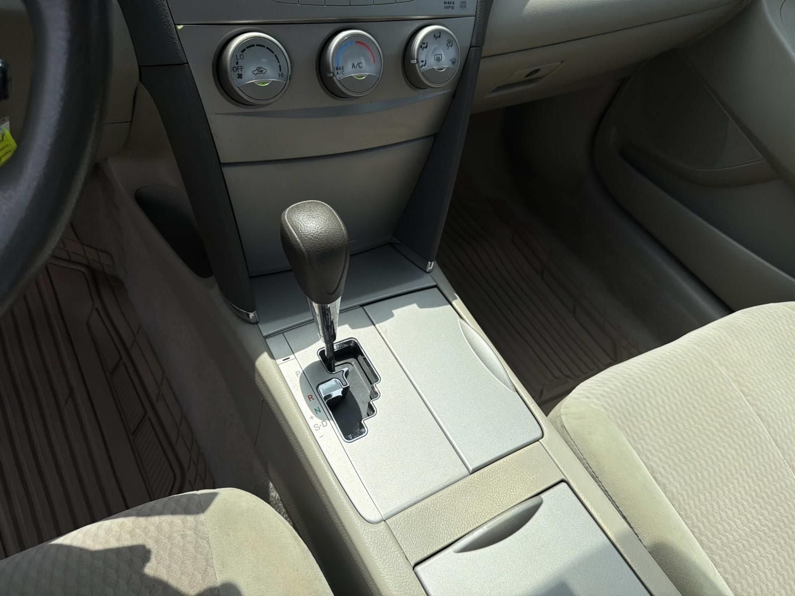 Used 2010 Toyota Camry LE FWD image 29