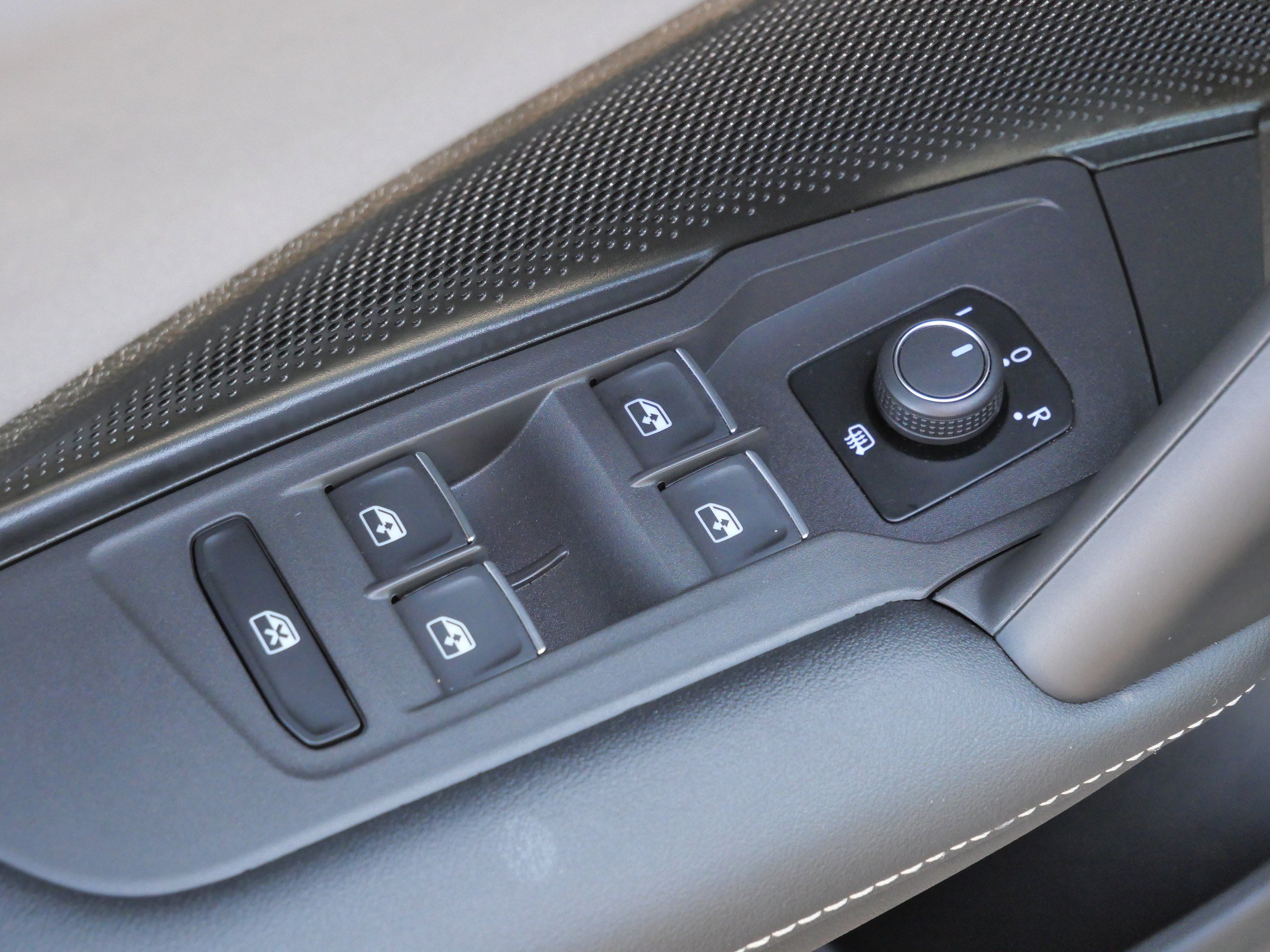 Certified 2025 Volkswagen Tiguan SE R-Line image 19