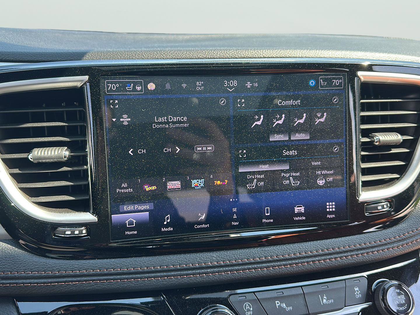 Used 2026 Chrysler Pacifica Pinnacle w/ Trailer Tow Group FWD image 15