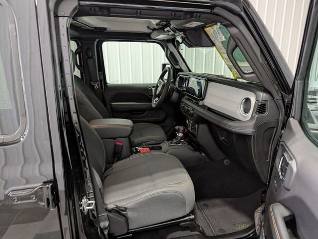 Used 2025 Jeep Wrangler Unlimited Sahara AWD/4WD image 26