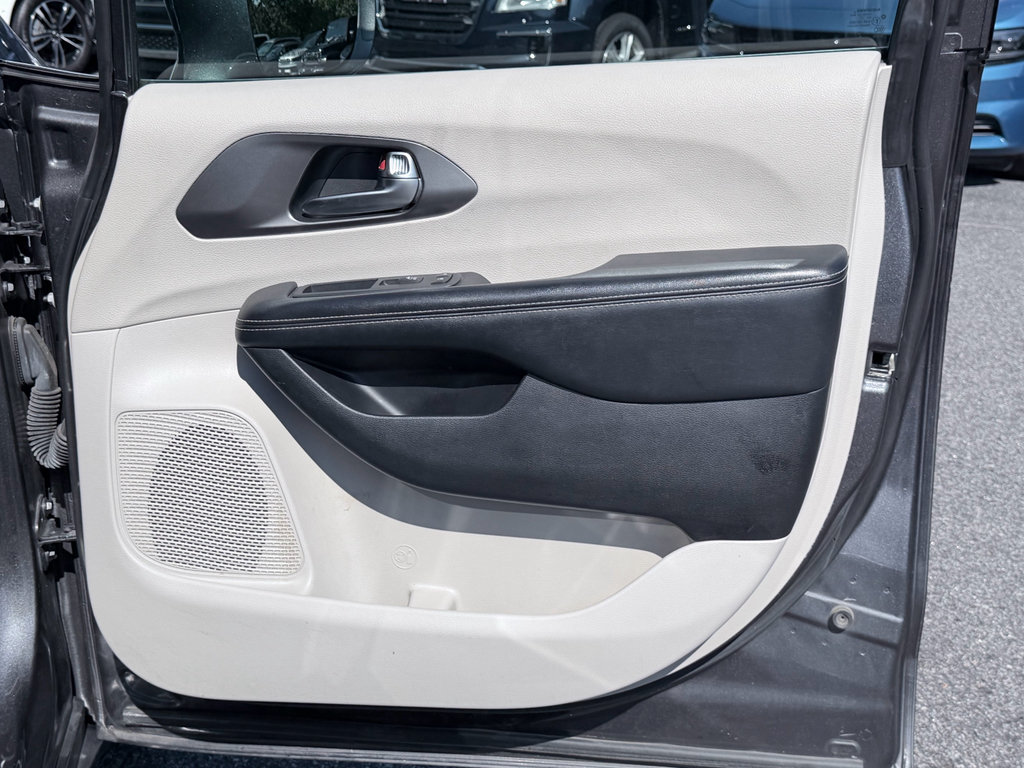 Used 2022 Chrysler Pacifica Touring-L FWD image 31