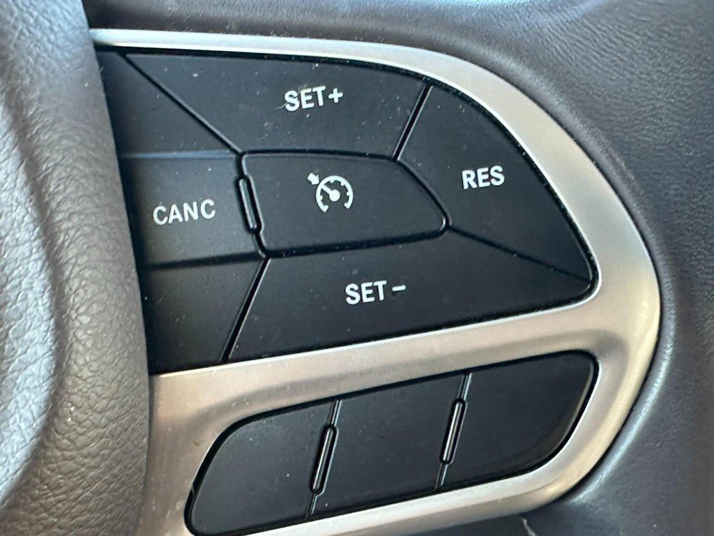 Used 2018 Chrysler Pacifica Touring-L image 19