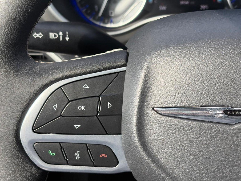 Used 2025 Chrysler Pacifica Select FWD image 26