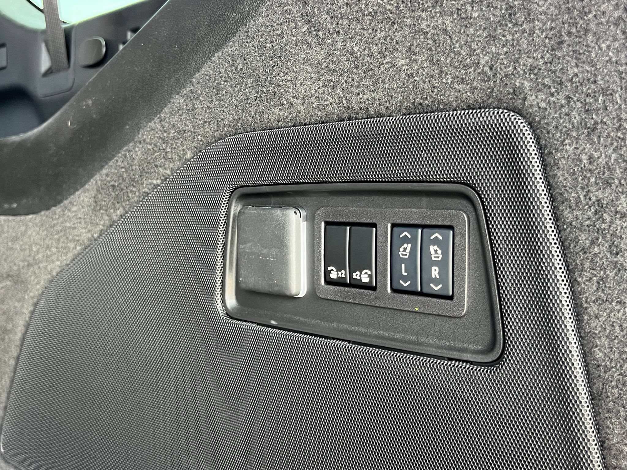 Used 2025 Cadillac Escalade ESV V AWD/4WD image 25