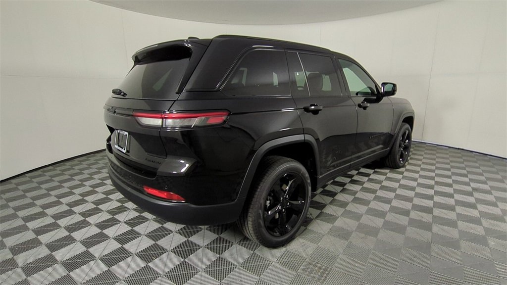 New 2025 Jeep Grand Cherokee Limited w/ Black Appearance Package image 4