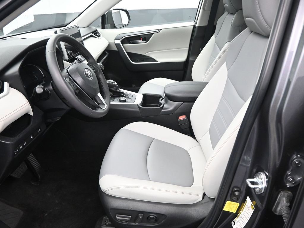 Used 2023 Toyota RAV4 XLE Premium image 9